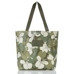 NWOT Aloha Collection Ginger Camo Reversible Tote Bag